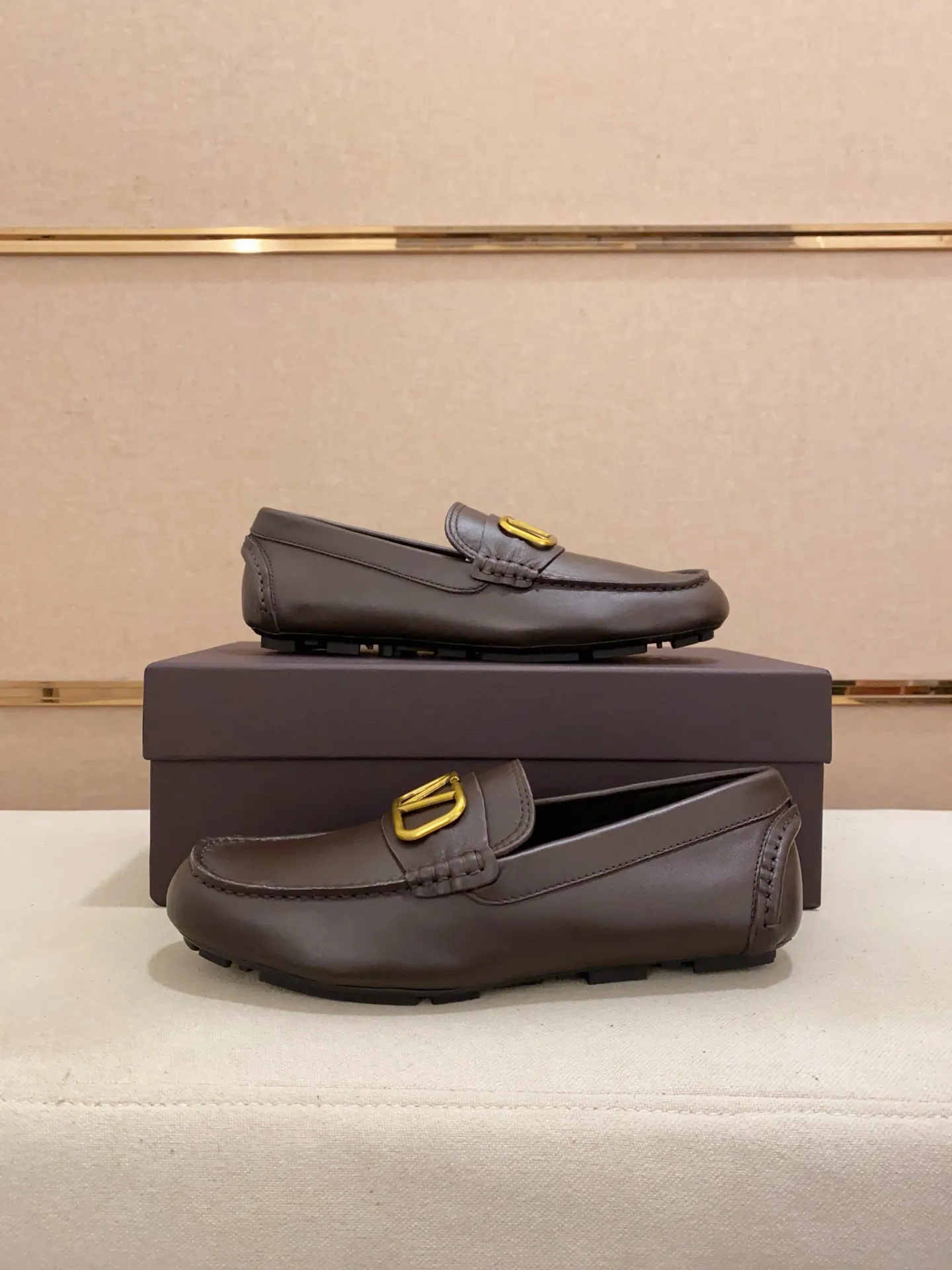 Men's shoes💰: 680💰VALENTINO, made of imported cowhide with imported water-dyed cowhide lining, iconic hardware and iconic wear-resistant outsole. 38-44. 45 VALENTINO packaging can be customized to enjoy the brand’s iconic product packaging